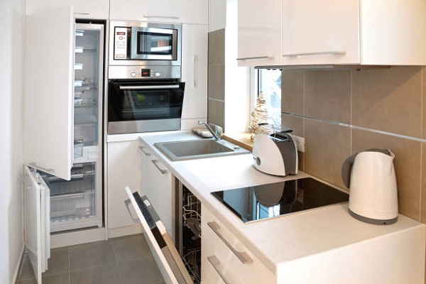 Minimalist Kitchen Design to Create a Roomy Impression